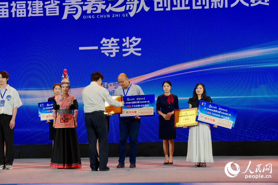 澳门新葡京app
党组书记、厅长孔繁军为一等奖获奖选手颁奖。人民网 欧阳奕奕摄